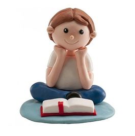 FIgura comunión niño leyendo Clay 8cm