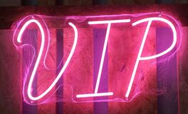 Cartel led decoración exterior  "VIP" 70x37.5 cm