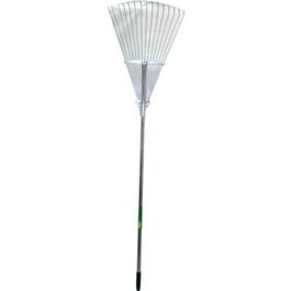 Escoba metálica con mango para césped