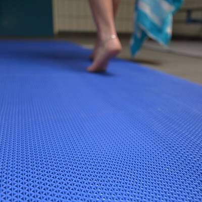 Pack de 10 piezas de suelo azul tarima plástico gimnasio 30 x 30 cm (3 m2)