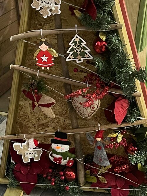 Árbol madera artesanal decoración Navidad guirnalda piñas bolas y cordón Led 130 x 70 x 25 cm