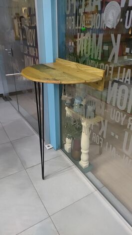Mesa auxiliar rinconera de madera autoclave con soporte de acero 105 x 70 x 45 cm